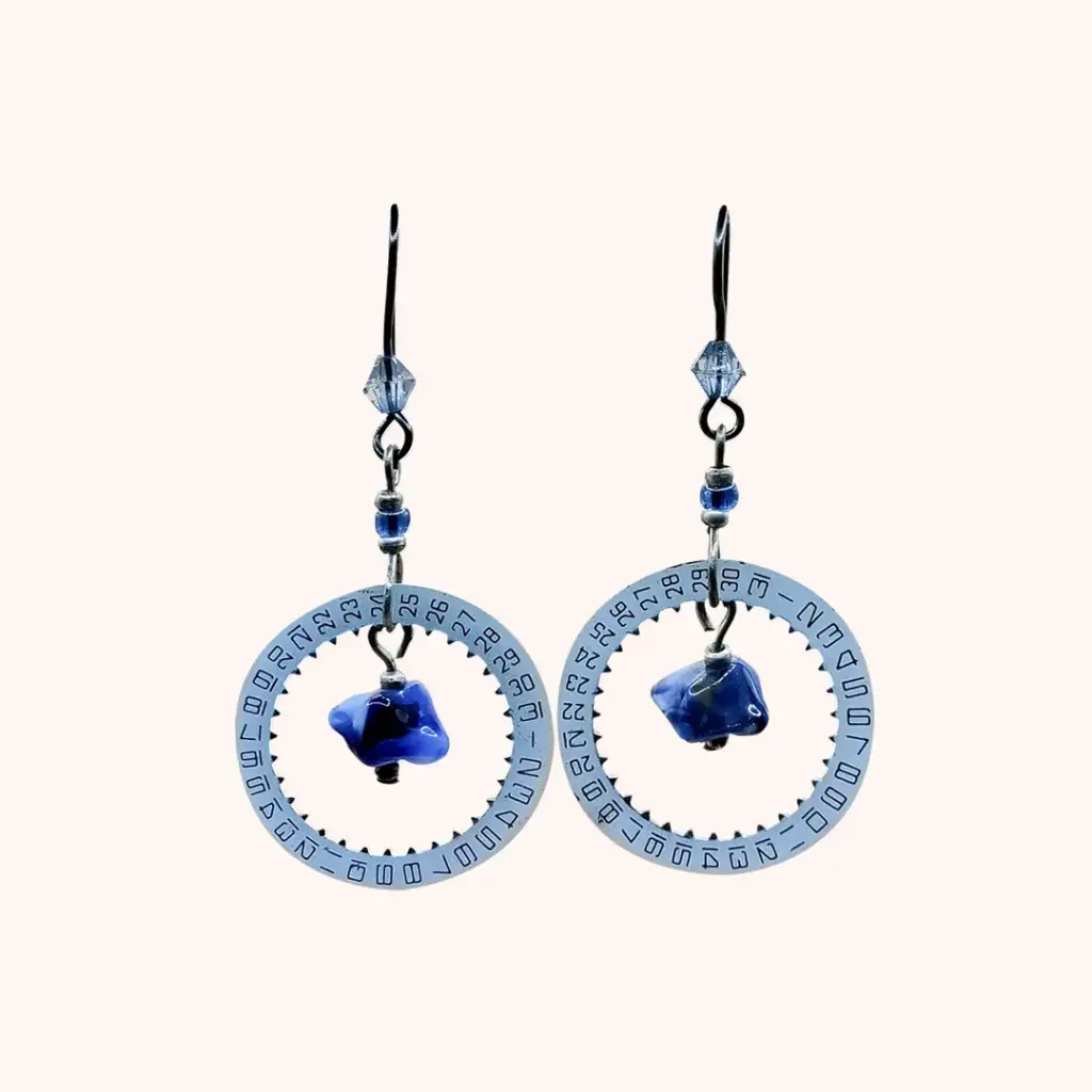 Boucles perles de verres et morceaux de montre
